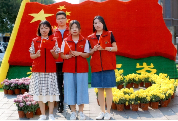 山東三箭集團(tuán)黨委助力“雙報(bào)到”社區(qū) 開展“我和國旗同框”活動