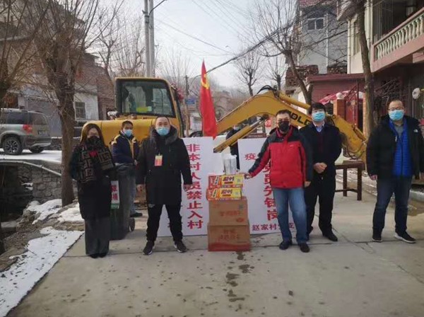 當前，新型冠狀病毒的肺炎疫情防控形勢嚴峻，小區(qū)是城市治理的基本單元，物業(yè)更是疫情防控的第一戰(zhàn)線。疫情就是命令，防控就是責任，為打贏這次防疫戰(zhàn)，三箭物業(yè)公司于1月23日便成立了應對新型冠狀病毒疫情聯(lián)防聯(lián)控領導小組，明確分工，各司其職，把做好疫情防控工作作為當前的首要任務，迅速安排各物管部積極采取防控措施，竭力守護業(yè)主、員工的健康安全，維護園區(qū)的和諧穩(wěn)定。