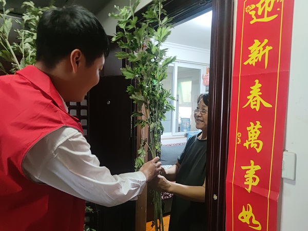 艾葉飄香 濃情端午，三箭物業(yè)開展送艾草活動(dòng)